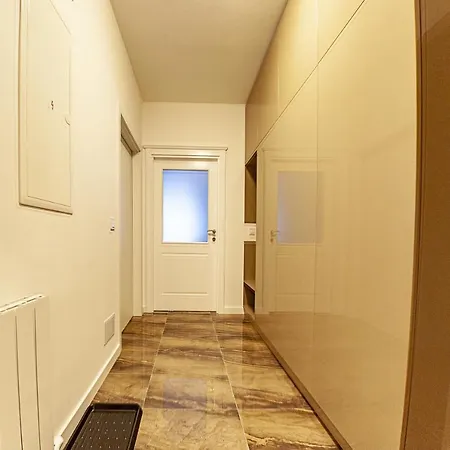 Gold Apartment *